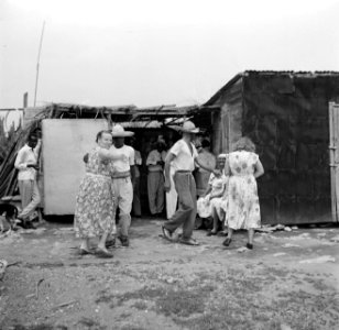 Nederlandse vrouwen met muzikanten en dansers in Barber op Curaçao, Bestanddeelnr 252-3481