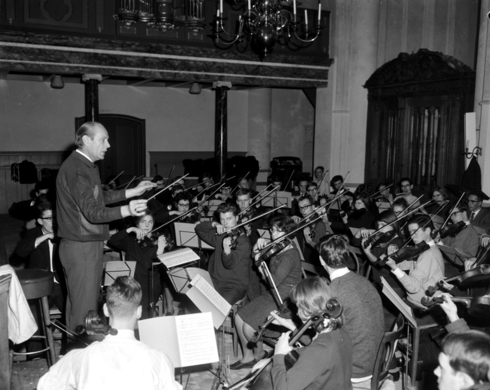 Nederlandse Studenten Orkest begonnen met repetities in Ruine Kerk te Bergen, Bestanddeelnr 917-3026