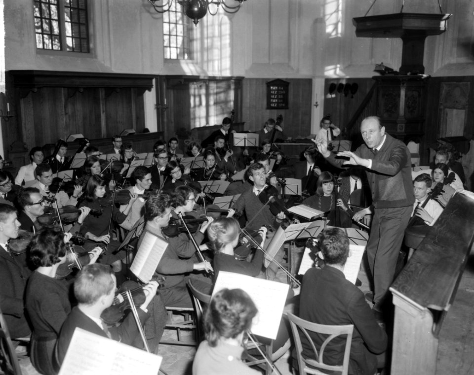 Nederlandse Studenten Orkest begonnen met repetities in Ruine Kerk te Bergen, Bestanddeelnr 917-3027
