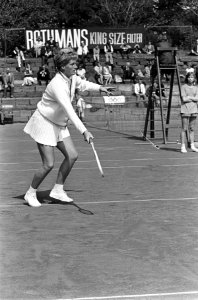 Nederlandse tenniskampioenschappen op Metsbanen, Elly Krocke in actie, Bestanddeelnr 918-0557