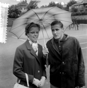 Nederlandse tenniskampioenschappen, Jerry Ridderhof en Jan Hajer onder paraplu, Bestanddeelnr 916-7656