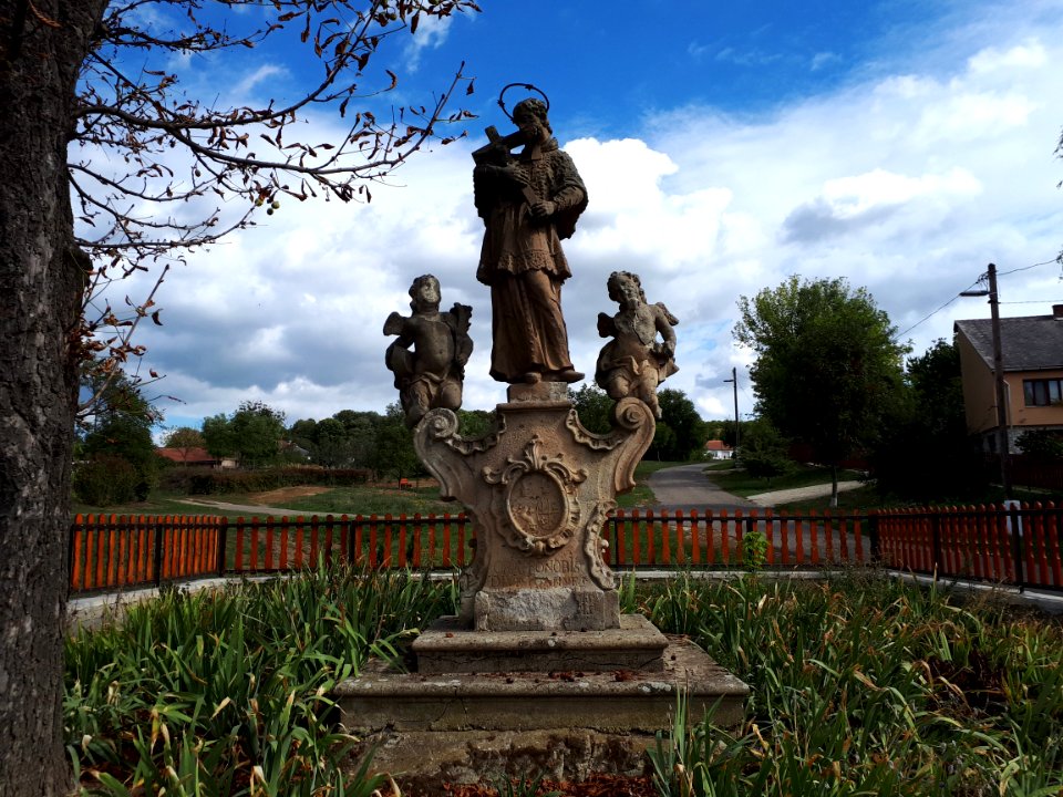 Nepomuki Szent János-szobor, Selyeb