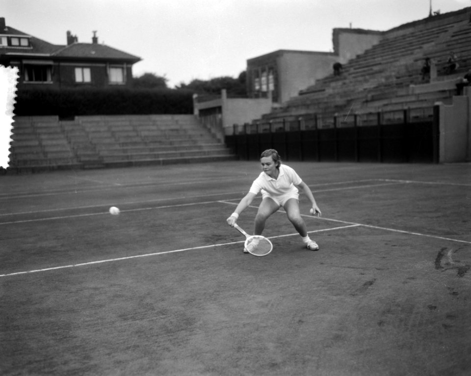 Nederlandse tenniskampioenschappen METS-banen Ada Brakkes in actie, Bestanddeelnr 916-7621