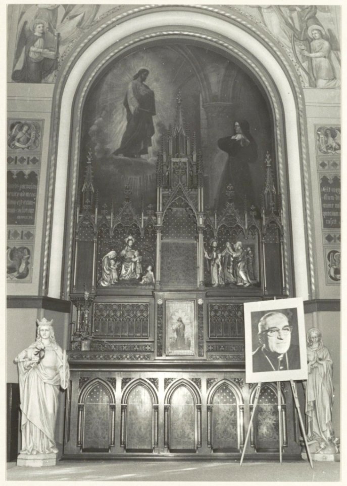 Neo-gotisch altaar in de kapel van het Rosenstock-Huessyhuis aan de Hagestraat. rechts een foto van de in San Salvador vermoorde bisschop Romero. NL-HlmNHA 54013911