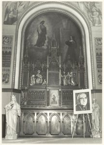 Neo-gotisch altaar in de kapel van het Rosenstock-Huessyhuis aan de Hagestraat. rechts een foto van de in San Salvador vermoorde bisschop Romero. NL-HlmNHA 54013911