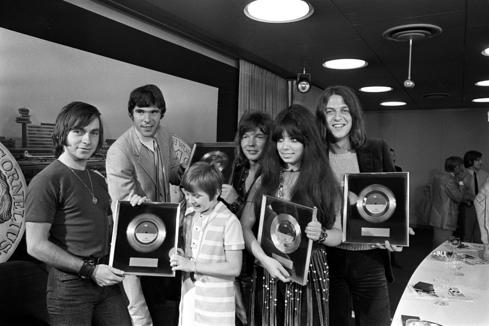 Nederlandse popgroep Shocking Blue arriveert op Schiphol na toernee door Ameri, Bestanddeelnr 923-5961