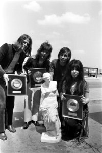 Nederlandse popgroep Shocking Blue arriveert op Schiphol na toernee door Ameri, Bestanddeelnr 923-5960