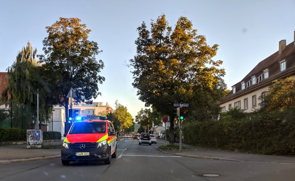 NEF des DRK Tübingen in der Hechinger Straße