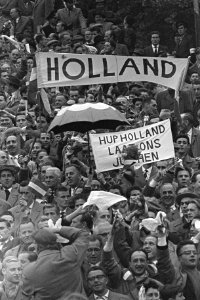 Nederlandse supporters voor de wedstrijd, Bestanddeelnr 910-7644