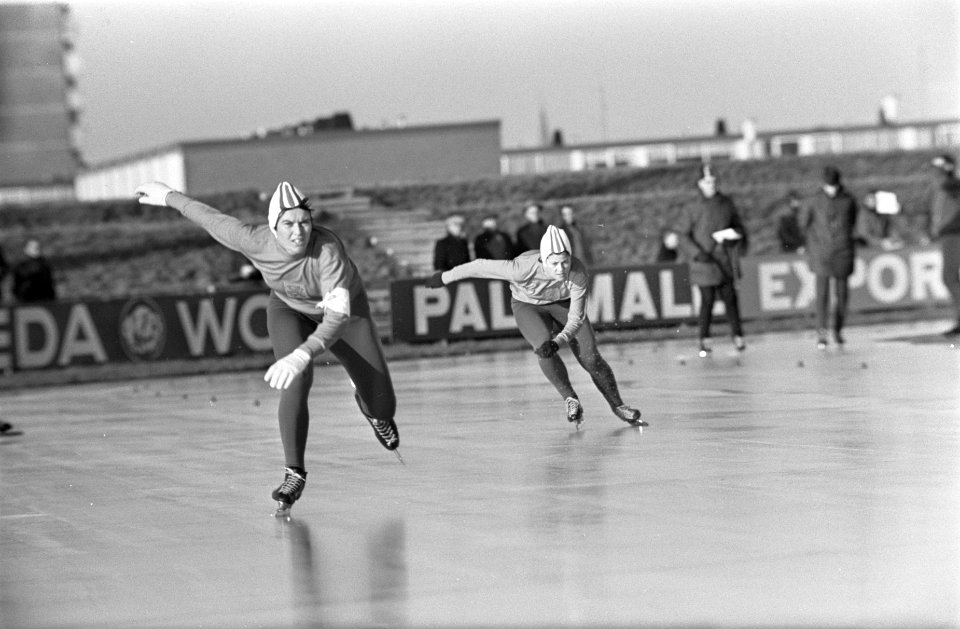 Nederlandse Schaatskampioenschappen dames te Heerenveen, nummer 7 R. Seinstra , , Bestanddeelnr 920-9356