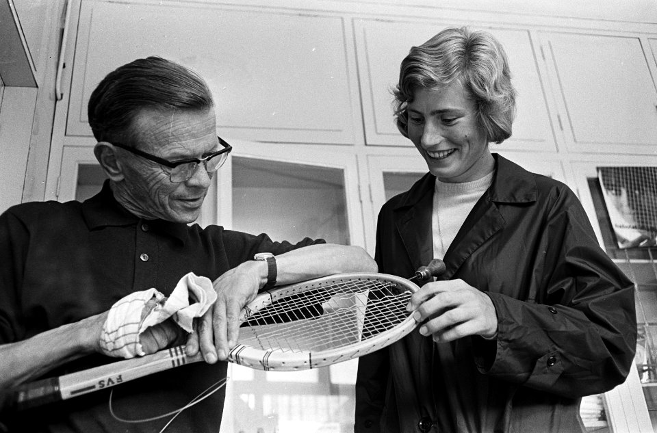 Nederlandse tenniskampioenschappen op Metsbanen, Trudy Groenman laat tennisracke, Bestanddeelnr 918-0556
