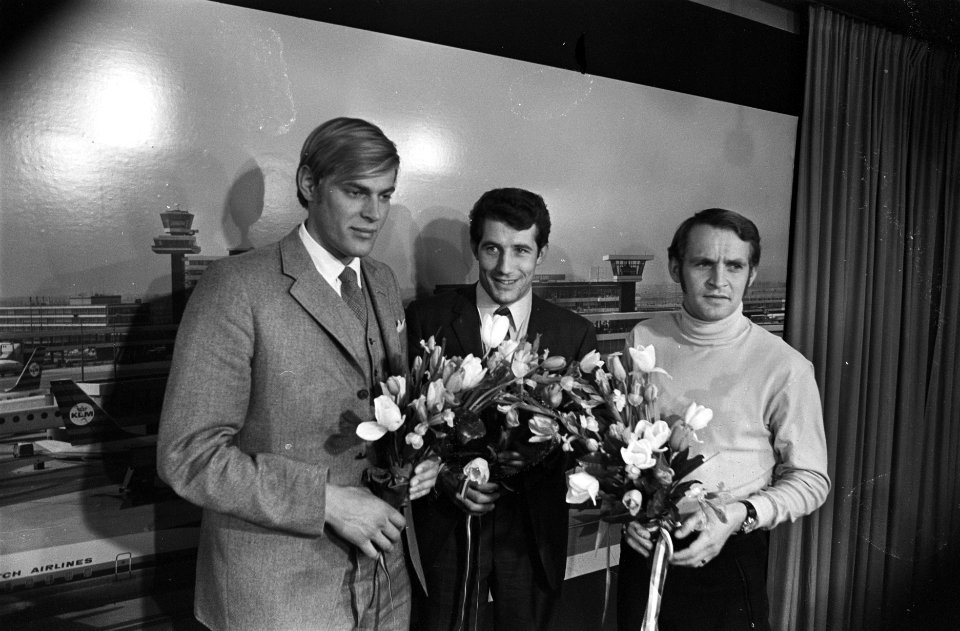 Nederlandse schaatsers arriveren op Schiphol. Ard Schenk , Kees Verkerk en Jan B, Bestanddeelnr 923-3853
