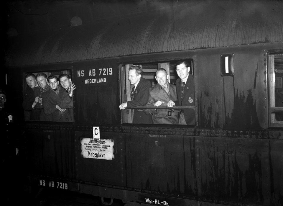 Nederlandse schaatsenrijders vertrekken, Bestanddeelnr 902-4975