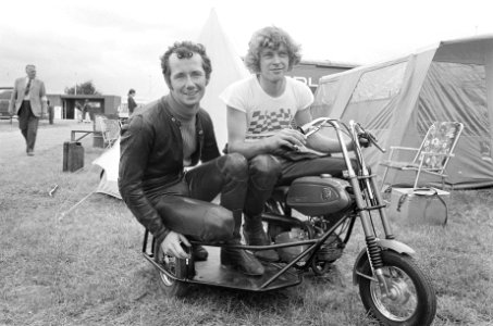 Nederlandse motorcoureurs Jan de Vries (l) en Jos Schurgers na de training, Bestanddeelnr 924-6743