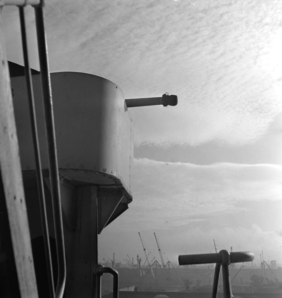 Nederlandse passagierschip ergens in Engeland. Luchtafweergeschut, Bestanddeelnr 935-3150
