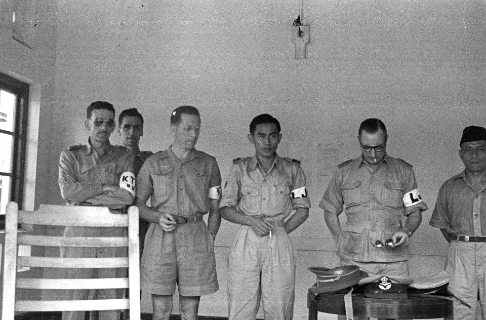 Nederlandse officieren, buitenlandse waarnemers en een TNI- officier. Zij drage, Bestanddeelnr 826