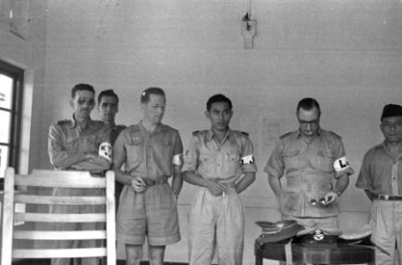 Nederlandse officieren, buitenlandse waarnemers en een TNI- officier. Zij drage, Bestanddeelnr 826