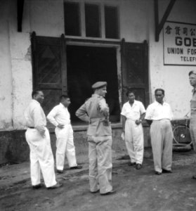 Nederlandse officieren overleggen met Chinees-Indische leveranciers, staande vo, Bestanddeelnr 15695
