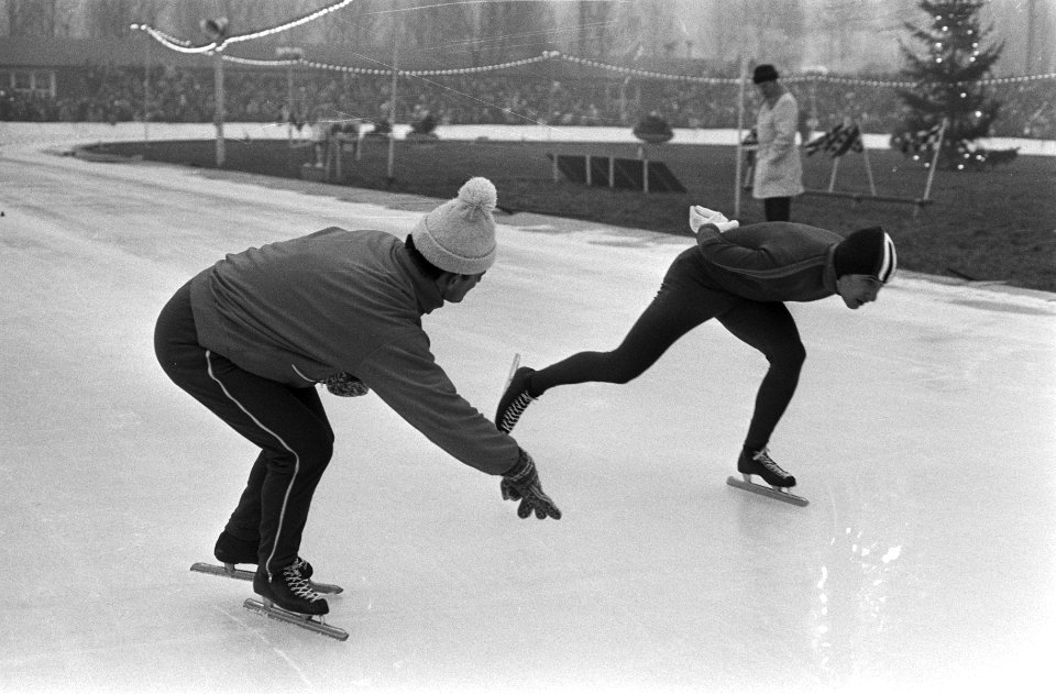 Nederlandse Schaatskampioenschappen dames en heren A'dam 6, 7 Pfrommer geeft V, Bestanddeelnr 924-1636