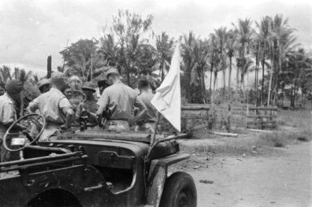 Nederlandse officieren in gesprek met republikeinse officieren. Jeep met witte , Bestanddeelnr 1505-2-5