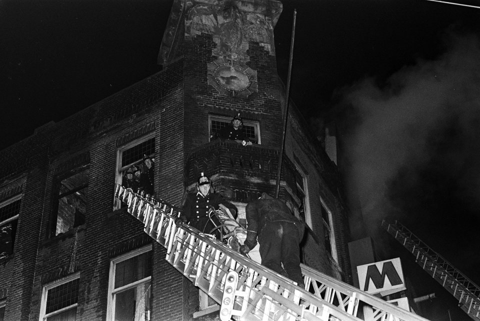 Negen gastarbeiders gedood bij brand in Amstelstraat, Amsterdam slachtoffer wor, Bestanddeelnr 924-0687