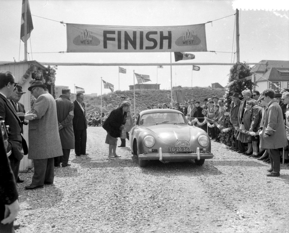 Negende Internationale Tulpenralley 1957 . Aankomst Noordwijk, Bestanddeelnr 908-5725