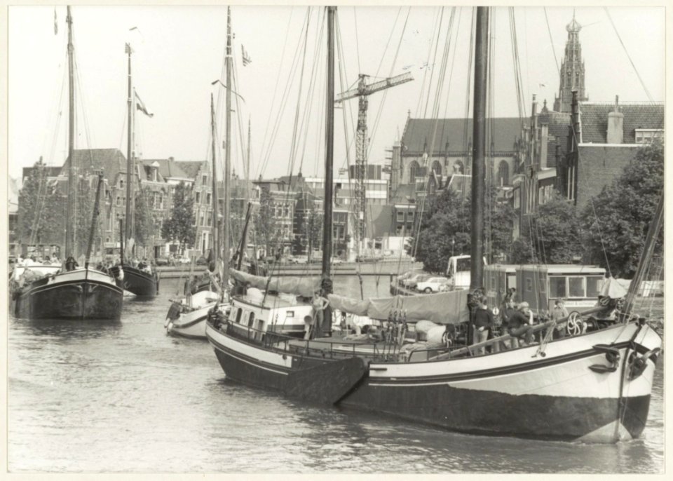 Negen ouderwetse tjalken, schoeners en klippers uit ca. 1900 varen in het Spaarne op weg naar Rotterdam. NL-HlmNHA 54011370