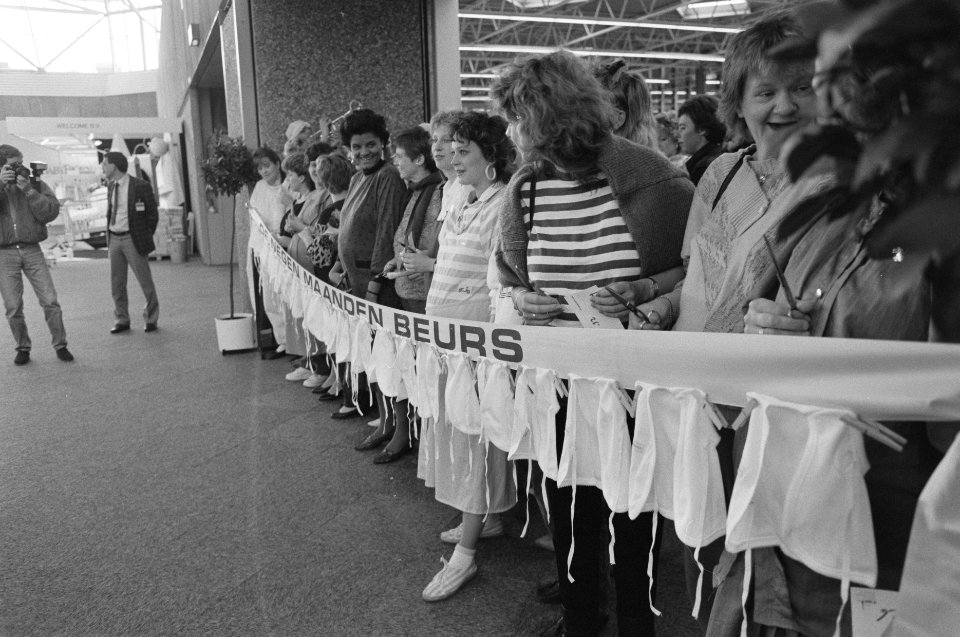 Negen maanden beurs in RAI zwangere vrouwen in de rij, Bestanddeelnr 934-2298