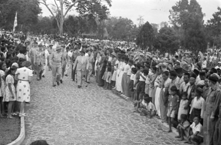 Negara feestenl luitenant-gouverneur-generaal H.J. van Mook en Wali Negara Te, Bestanddeelnr 1601-13-2