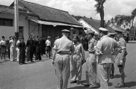 Nederlandse officier schudt de hand van een TNI commandant, daarnaast Indonesi, Bestanddeelnr 810