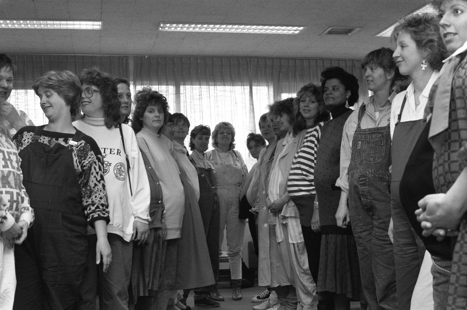 Negen maanden beurs in RAI zwangere vrouwen in de rij, Bestanddeelnr 934-2297