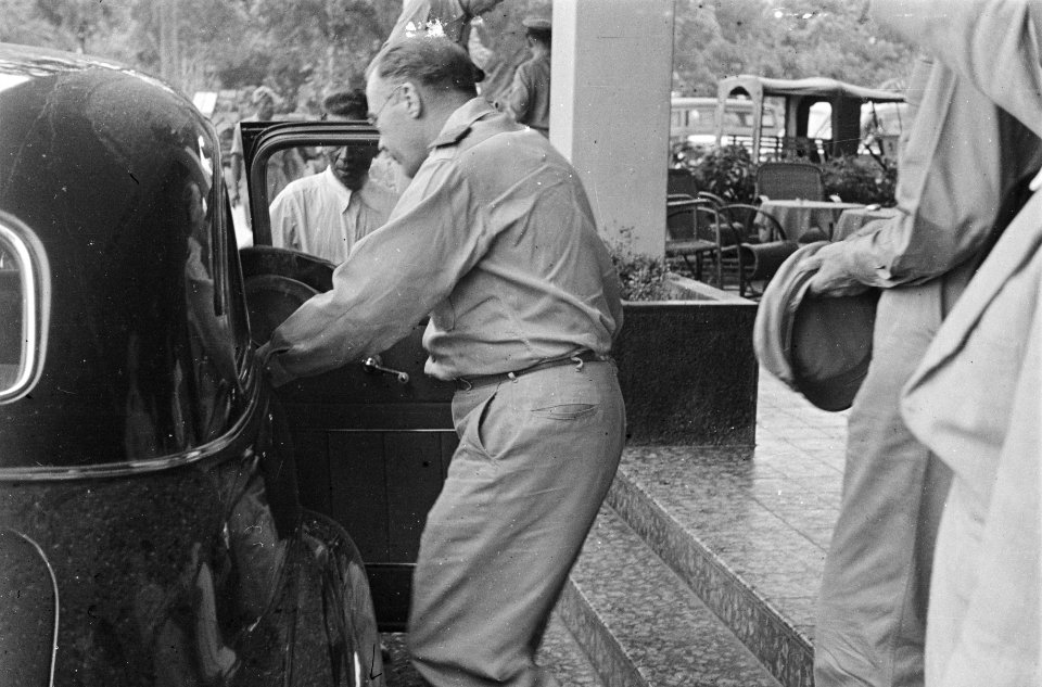 Negara feestenl luitenant-gouverneur-generaal H.J. van Mook stapt in een auto, Bestanddeelnr 1601-16-1
