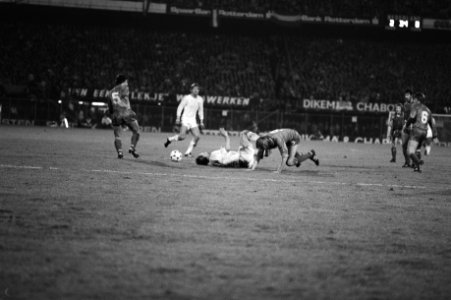 Neeskens (midden) kopt de bal, Bestanddeelnr 931-7396
