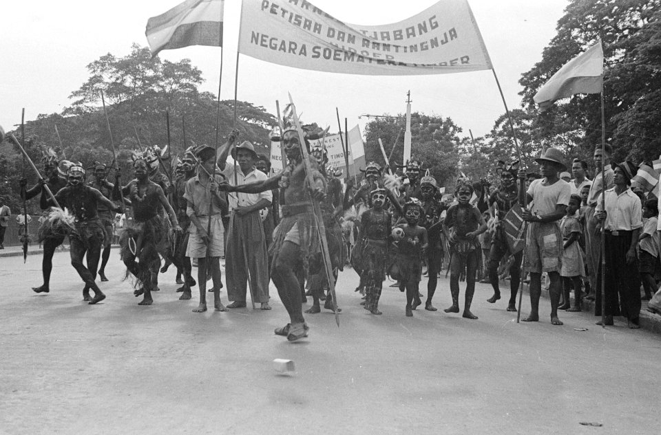 Negara-feesten krijgers uitgedost in oorlogskleuren, Bestanddeelnr 1601-5-3