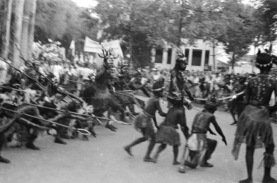 Negara-feestenoptocht van de bevolking. Krijgers voeren een dans uit, Bestanddeelnr 1601-7-4