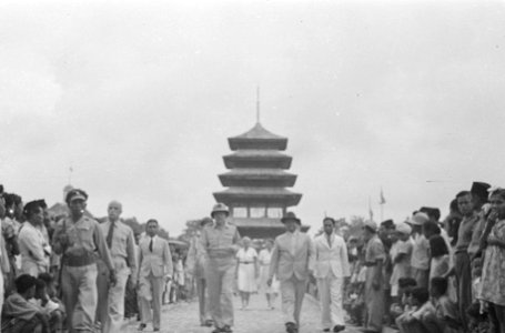 Negara feestenl luitenant-gouverneur-generaal H.J. van Mook en Wali Negara Te, Bestanddeelnr 1601-15-3