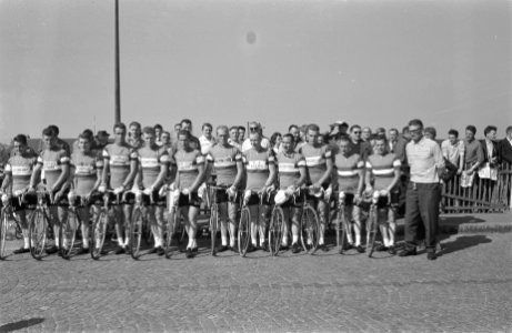 Nederlandse ploeg aan de start, Bestanddeelnr 912-6719