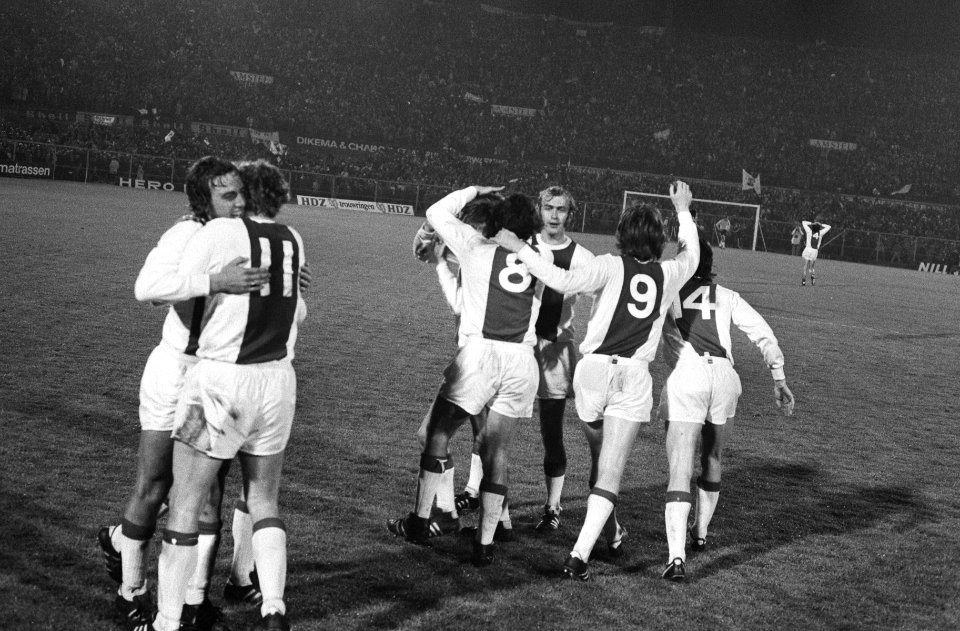 Neeskens (l) wordt omhelsd door Keizer, Bestanddeelnr 924-5029