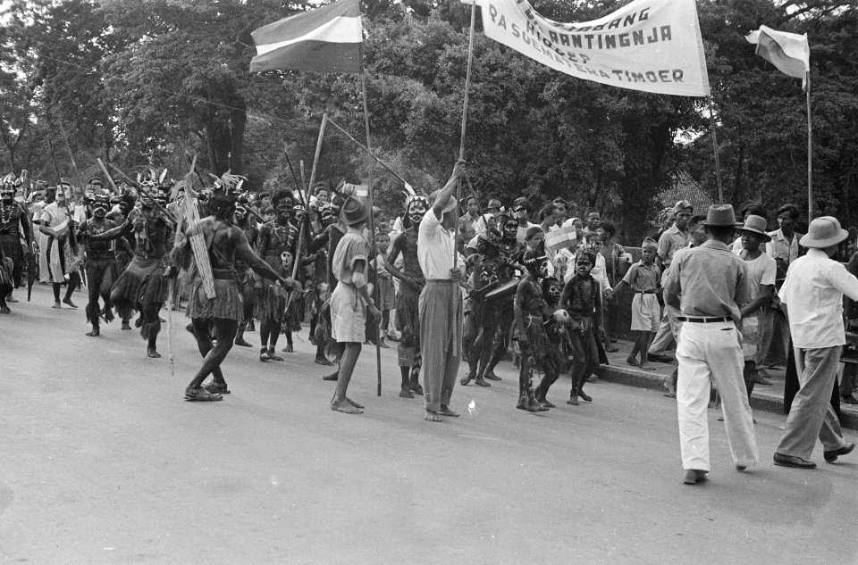 Negara-feesten krijgers uitgedost in oorlogskleuren, Bestanddeelnr 1601-5-2