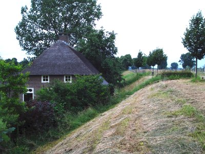 Neerlangel, ferme en contrebas de la digue de la Meuse