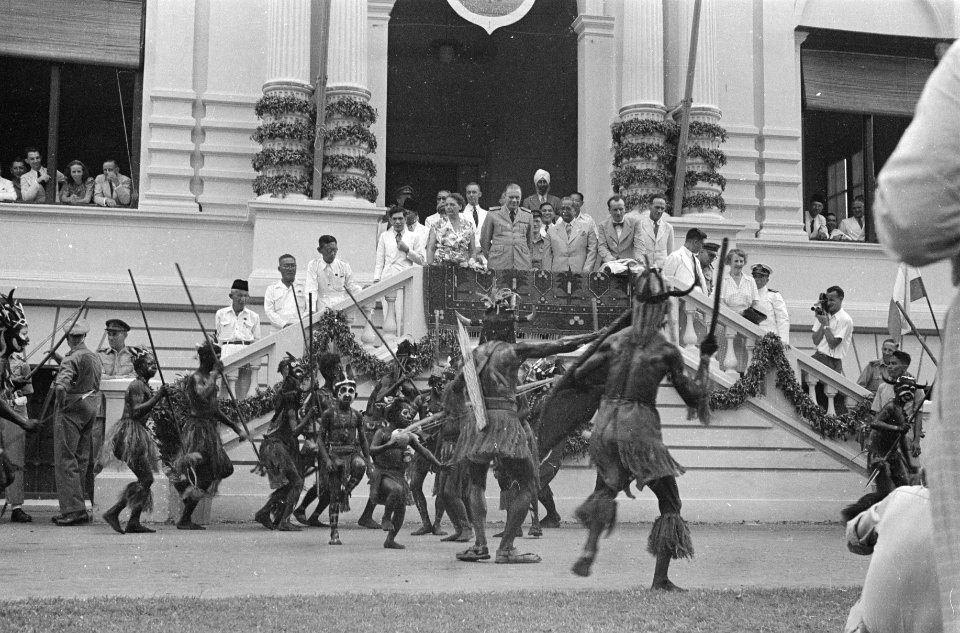 Negara-feesten luitenant-gouverneur-generaal H.J. van Mook en Wali Negara Ten, Bestanddeelnr 1601-7-3