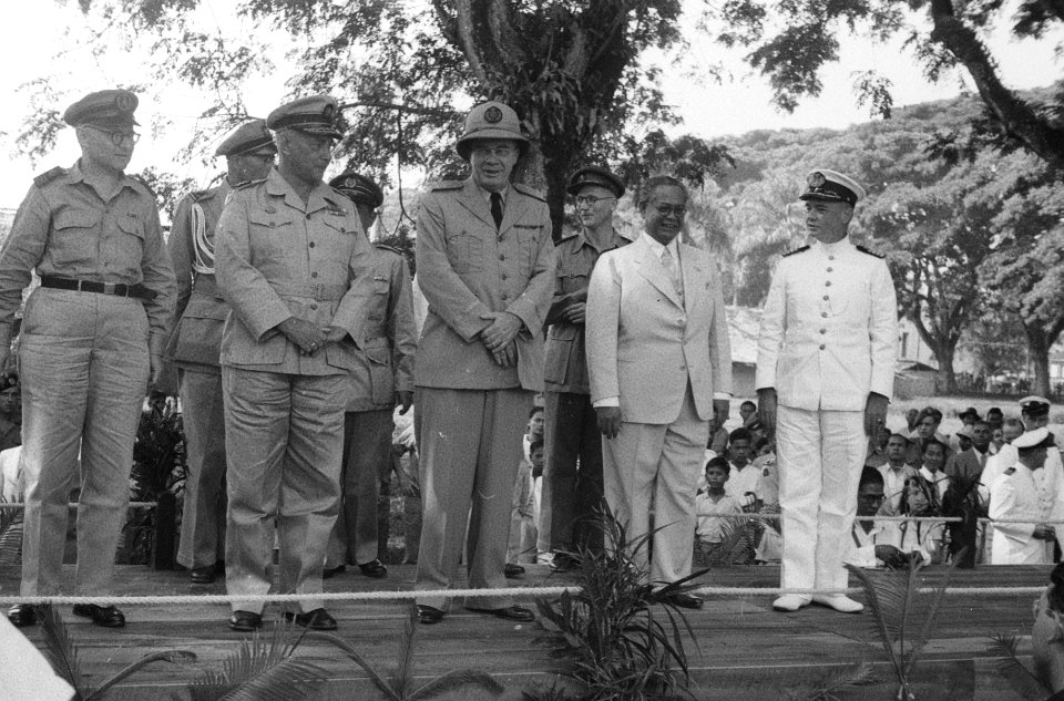 Negara-feestenluitenant-gouverneur-generaal H.J. van Mook en Wali Negara Ten…, Bestanddeelnr 1601-9-1