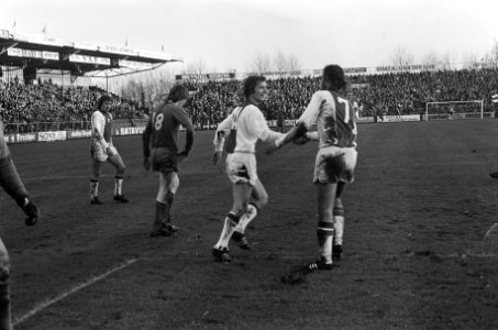 Neeskens (rechts) geeft Varga een hand, Bestanddeelnr 926-8773