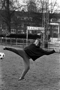 Neeskens haalt met het rechterbeen hoog uit naar de bal, Bestanddeelnr 926-8271
