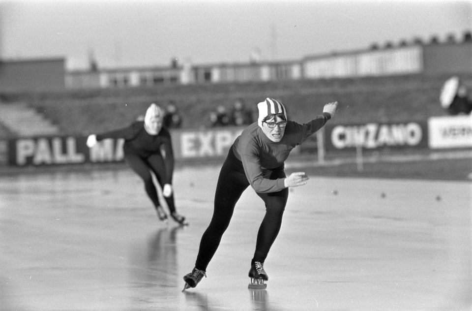 Nederlandse Schaatskampioenschappen dames te Heerenveen, nummer 2 Van der Brom (, Bestanddeelnr 920-9357