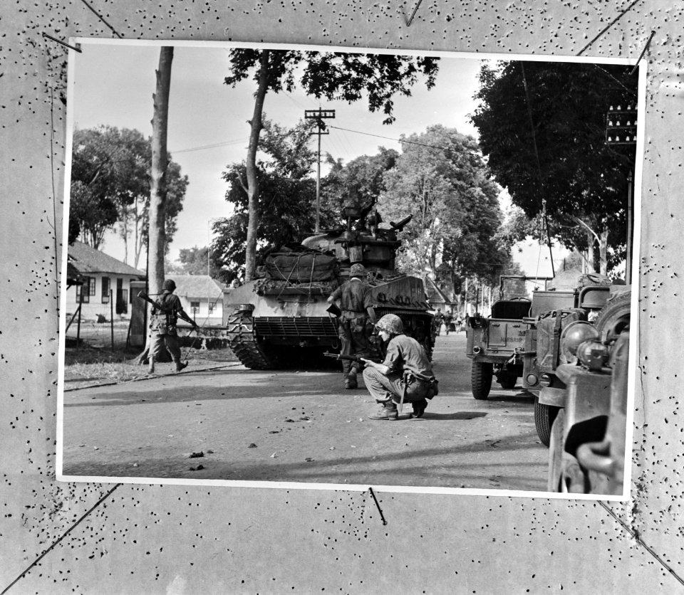 Nederlandse militairen tijdens oprukken in de stad Malang (Indonesië) tijdens po, Bestanddeelnr 924-2626