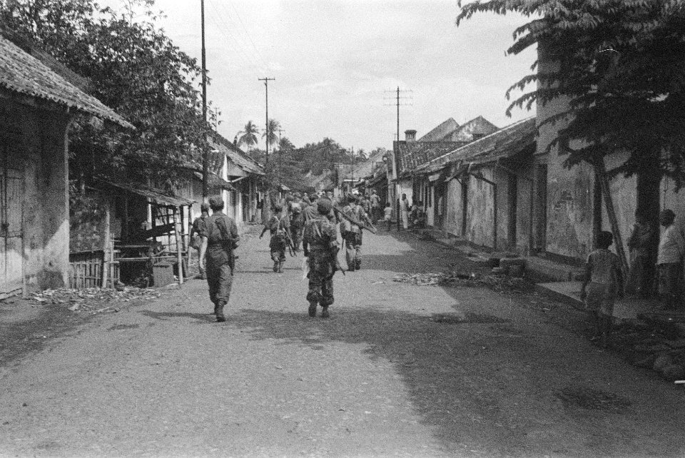 Nederlandse militairen van Bataljon Infanterie I KNIL in de straten van Tangera, Bestanddeelnr 6-2-4