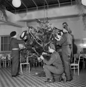 Nederlandse militairen tuigen een kerstboom op, Bestanddeelnr 255-9420