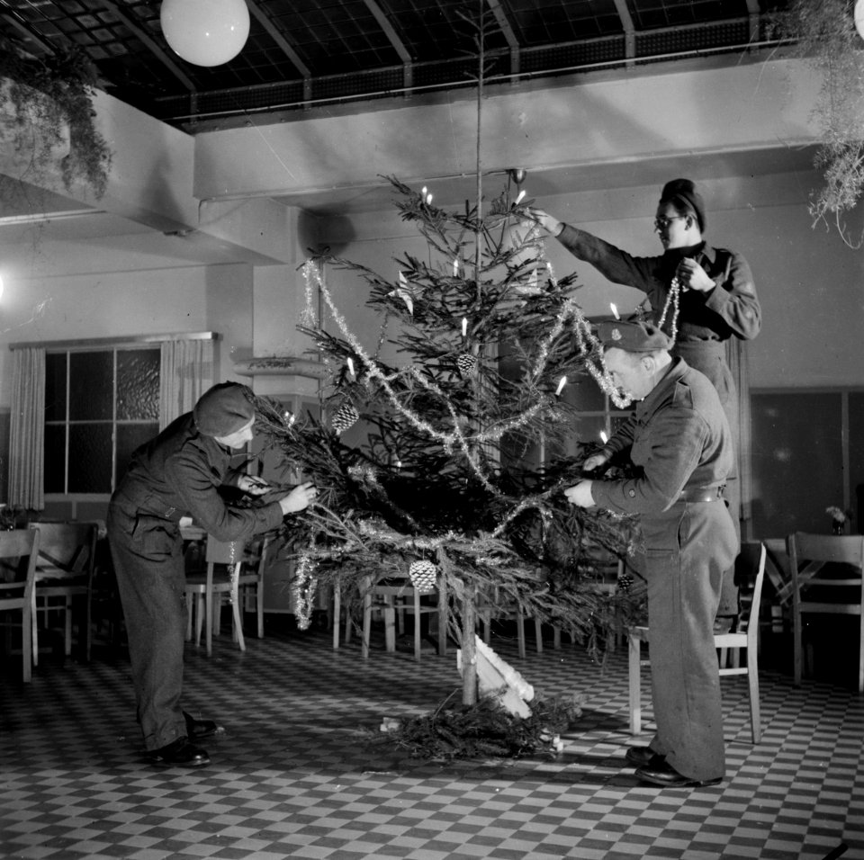 Nederlandse militairen tuigen een kerstboom op, Bestanddeelnr 255-9419