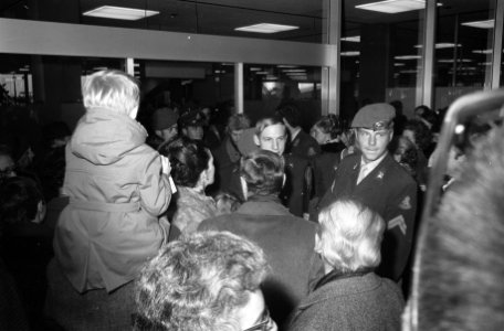 Nederlandse militairen arriveren uit Tunesie op Schiphol. Fanfare begroet de mil, Bestanddeelnr 923-3187